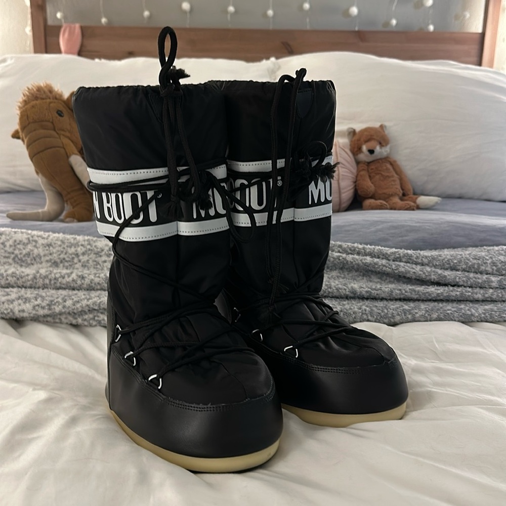 MOON BOOTS || Size: 7-8.5